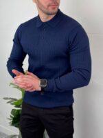Teget muški polo džemper pamučni nošen uz crne pantalone, ceo outfit