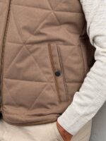 Vizon muški quilted prsluk leđni prikaz sa ravnom kragnom