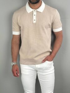 Bež old money polo majica pletena na modelu uz bele pantalone, frontalni full body kadar