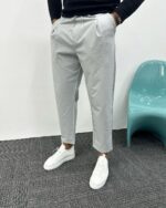 Mušle oversize pantalone sive frontalno na modelu sa prednjim faltama i bočnim džepovima