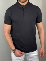 Pamučna crna polo majica M2343 anfas sa belim pantalonama, ruke prekrštene