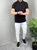 Pamučna crna polo majica M2343 sa belim pantalonama, model u poluprofilu