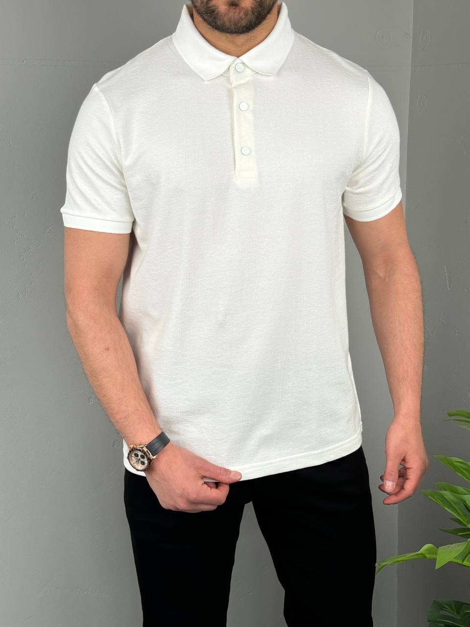 pamucna-polo-majica-m2343-02-slika-1-glavna Pamučna bela polo majica M2343 anfas, model nosi crne pantalone