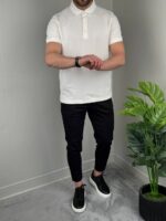 Pamučna bela polo majica M2343, model gleda u ručni sat izbliza