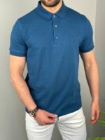 Pamučna plava polo majica M2343 sa belim pantalonama, ruke prekrštene