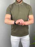 Pamučna maslinasta polo majica M2343 sa belim pantalonama, prekrštene ruke