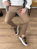 Kamel pamučne letnje pantalone, frontalna poza modela uz belu košulju i bele patike