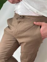 Kamel pamučne letnje pantalone, detalj struka sa elastičnim pojasom i prednjim džepom