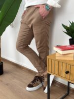 Kamel pamučne letnje pantalone, bočni profil modela u opuštenoj pozi