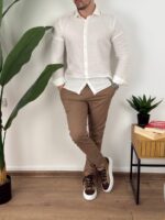 Kamel pamučne letnje pantalone, kadar od struka do članka, ruke u zadnjim džepovima
