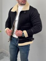 Muška zimska jakna sa krznom J1983, model otvorenu jaknu pridržava obema rukama preko bele majice