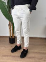 Leđni stav modela u crnim pantalonama sa podesivim pojasom, sa pogledom u stranu