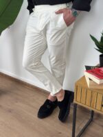 Crne elegantne muške pantalone sa podesivim pojasom, kadar koji ističe suženi kroj nogavice