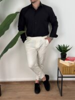 Krem elegantne muške pantalone sa podesivim pojasom, kadar od kolena nadole sa mokasinama
