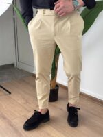 Tri četvrtinski stav modela u maslinasto zelenim pantalonama sa podesivim pojasom