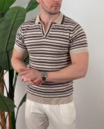 Braon pletena polo majica sa belim prugama, raskopčanom V kragnom i rebrastim pletenim rubom