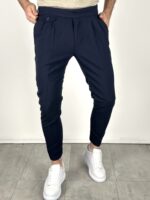 Frontalni detalj teget elegantnih pantalona sa duplim plitkim naborima u struku