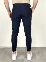 Zadnji kadar teget elegantnih pantalona sa zadnjim džepovima i suženim nogavicama