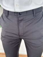 Crne ultra flex pantalone iz profila uz bele patike i podvrnutu nogavicu