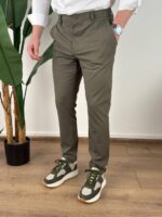 Ultra flex pantalone u maslinastoj boji prikaz cele dužine spreda na modelu