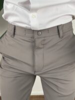 Detaljni snimak materijala i šavova svetlo sivih ultra flex pantalona