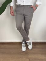 Svetlo sive ultra flex pantalone prikaz s leđa uz uvučenu majicu