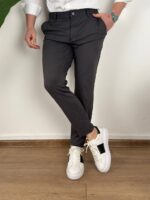 Ultra flex pantalone tamno sive boje na modelu prikaz cele dužine spreda