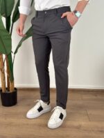 Blizak kadar zakopčanog struka i džepova tamno sivih ultra flex pantalona