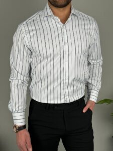 Slim fit detalj biznis košulje sa prugama, ruka u džepu sa vidljivim satom