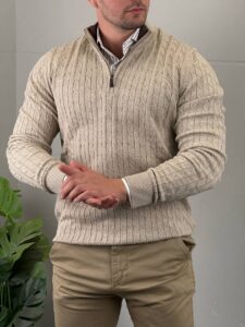 Bež elegantni muški džemper half-zip D4756, spreda sa prekrštenim rukama