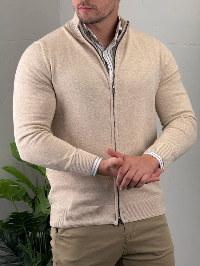 Bež elegantni muški džemper full-zip D8143, spreda sa prekrštenim rukama