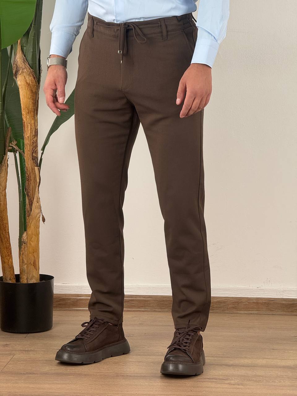 flex-pantalone-1-braon-21-slika-1-glavna Flex pantalone sa lastišem - Slika 1